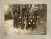 Några yngre officerare har slagit sig ner för ett gruppfoto.
Kurserna 1906-1907.
Översta raden fr.v.: Hård af Segerstad, Kinberg (?), Skoog.
Mittenraden fr.v.: Wernstedt (stående), Olson, Henning (stående).
Nedersta raden: Holmstein, Danckwardt, Bratt samt Gyllenkrok.