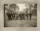 Några officerare har samlats för ett gruppfoto.
Kurserna 1907-1908.
Fr.v.: Smedberg, Kinberg, Malm, Henning, Ask, Åberg, Skoog, Jensen, Wernstedt, Rosenblad, Gyllenkrok, Lundgren
och Bennich-Björkman.