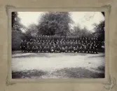 Meniga och officerare vid Kronobergs regemente.
2:a kompaniet 1901. 
Till vänster skymtar en av de berömda hyddorna.