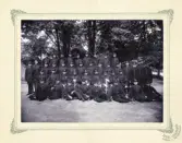 En grupp meniga med officerare, Kronobergs regemente. 1902.
I bakgrunden skymtar några av de berömda hyddorna.