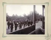 Generalmönstring.
Generalmajor Bråkenhielm besöker Kronobergs hed 1901 och mönstrar distinktionskorpralerna.