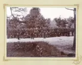 Ett kompani på Kronobergs hed, ca 1895-97. Några officerare står framför truppen.