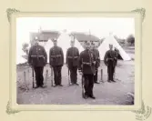 Lägervakten på Kronobergs hed framför sina vita vakttält. ca 1895. 
Vaktbefälhavare är distinktionskorpral Spjuth.
1892 uppfördes en vaktbyggnad centralt i lägret.