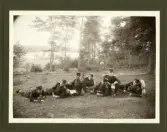 Några officersaspiranter har tagit en paus i gröngräset i närheten av Kronobergs hed.