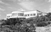 Exteriörbild från havssidan av Löftadalens folkhögskola (byggdes 1934 som badhotell, sedan 1960 folkhögskola, Löftadalens folkhögskola). I den välvda delen ligger matsalen.