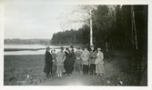 Sällskap på promenad vid sjö på Färna herrgård, ca 1920