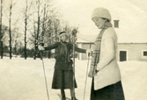 Två damer på skidor vid Färna herrgård, ca 1920