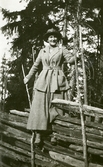 Anna på gärdsgård, ca 1920