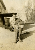 Carl Gripenstedt med hund på Färna herrgård, ca 1920