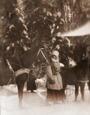 Anna Nordenfalk på hästfärd i vinterskog vid Färna herrgård, ca 1920