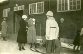 Damer och militärer på stallbacken på Färna herrgård, ca 1920