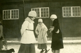 Tre damer på stallbacken på Färna herrgård, ca 1920