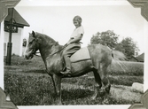 Mary Gripenstedt och hästen Petter, ca 1932