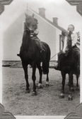 Mary Gripenstedt rider hästen Petter och okänd kvinna sitter på hästen Svarta Kobran, ca 1932