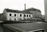 Kvarteret Korpen 12, Fabriksgatan 29 och 31, under rivningen 1973.