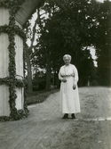 Hedwig Nordenfalk i blomsterportalen på Färna herrgård, 1920