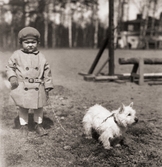 Mary Gripenstedt med hund, 1927