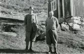 Carl Gripenstedt med man i skogskanten, ca 1940