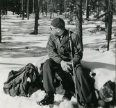 Rökpaus i skogen på älgpass vid jakt, ca 1940