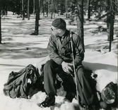 Rökpaus i skogen på älgpass vid jakt, ca 1940