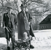 Tre generationer Gripenstedt vid Bystad herrgård, 1955