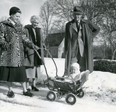 Familjen Gripenstedts promenerar med barnvagn vid Bystad herrgård, 1955