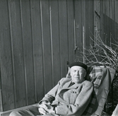 Carl Gripenstedt sitter i vårsolen på Brevens herrgård, 1955