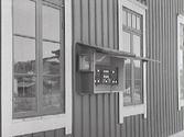 Varberg-Borås-Herrljunga järnväg. Väggskåp med apparatur med skyddsglaset uppfällt.