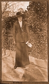 Lizzie Lindgren i dräkt och stor hatt, 1918