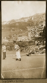 Margareta och Lizzie på tennisbanan, 1918