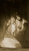 Lizzie och Margareta kramas, 1918