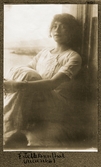 Estelle Rosenthal sitter i ett öppet fönster , 1918