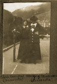 Väninnorna Estelle och Majory på tennisbanan, 1918