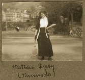 Kathlin poserar på tennisbanan, 1918