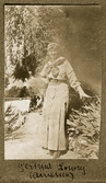 Gertrud Lowry på promenad, 1918