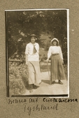 Maria och Krista på promenad, 1918