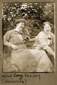 Gertrud Lowry och Vera Ang på parkbänk, 1918