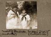 Majory Henderson och Margit Drosso på väg till tennisbanan, 1918