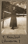 Estelle Rosenthal vid tennisnätet, 1918