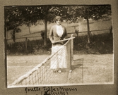 Gorette Felbermann vid tennisnätet, 1918