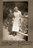 Isabelle Watson och Louise Gutchow arm i arm på promenad, 1918