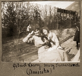 Gertrud och Mary på en parkbänk, 1918