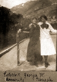 Estelle och Georgia vid tennisnätet, 1918