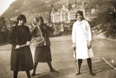 Tre flickor på tennisbanan, 1918