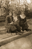 Tre flickor på parkbänk, 1918