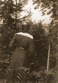 Ung kvinna i skogen, 1918