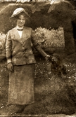 Ung kvinna med hund, 1918