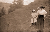 Promenad på smal stig i bergig terräng, 1918