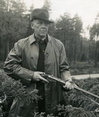 Carl Gripenstedt med hagelbössa i Brevenskogarna, ca 1940