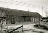Ladugården vid byvägen i Lövö by.